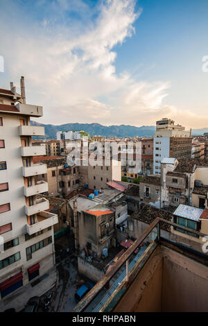 PALERMO / Sizilien - 14. SEPTEMBER 2011: Dachterrasse mit Panoramablick auf die Stadt Stockfoto