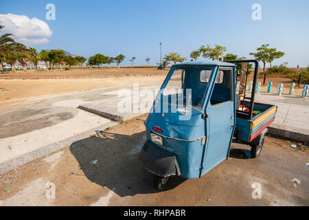 PALERMO / Sizilien - 15. SEPTEMBER 2011: Piaggio Ape, klassische italienische Drei wheled Fahrzeug auf eine Vespa Roller auf der Grundlage Stockfoto