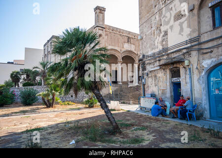 PALERMO / Sizilien - 15. SEPTEMBER 2011: Palermo Inhibitants an der Straße sitzen Stockfoto