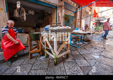 PALERMO / Sizilien - 15. SEPTEMBER 2011: Fischmarkt in Palermo, Anbieter angezeigt waren, dem berühmten Markt in engen mittelalterlichen Straße Stockfoto