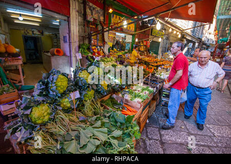 PALERMO / Sizilien - 15. SEPTEMBER 2011: Markt in Palermo, Anbieter angezeigt waren, dem berühmten Markt in engen mittelalterlichen Straße Stockfoto