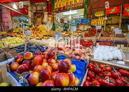 PALERMO / Sizilien - 15. SEPTEMBER 2011: Markt in Palermo, Anbieter angezeigt waren, dem berühmten Markt in engen mittelalterlichen Straße Stockfoto