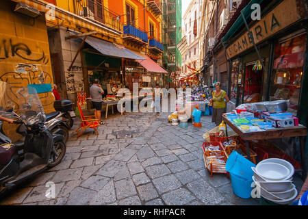 PALERMO / Sizilien - 15. SEPTEMBER 2011: Markt in Palermo, Anbieter angezeigt waren, dem berühmten Markt in engen mittelalterlichen Straße Stockfoto