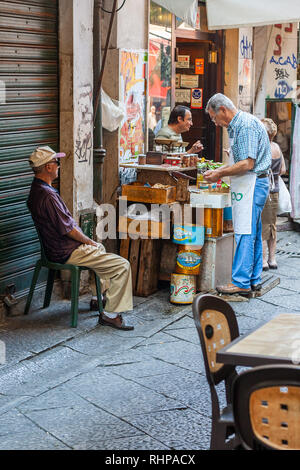 PALERMO / Sizilien - 15. SEPTEMBER 2011: Markt in Palermo, Anbieter angezeigt waren, dem berühmten Markt in engen mittelalterlichen Straße Stockfoto