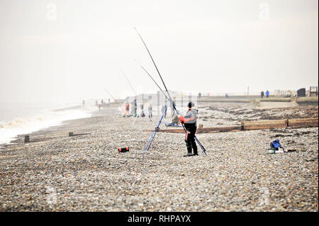 Sea angler angeln im Winter Kabeljau am Strand von rossall Point, Fleetwood Stockfoto