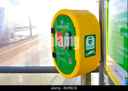 Defibrillator im Straßenbahn-Haltestelle Tierheim auf der Promenade in Blackpool Stockfoto