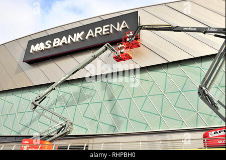 Arbeitnehmer in Sky Jack Hebezeuge Reinigung der Vorderseite des M&S Bank Arena (früher der Liverpool Echo Arena) auf King's Dock, Merseyside Stockfoto