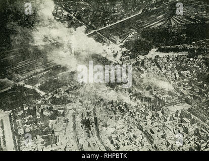 Die Bildunterschrift lautet: Bemerkenswerte Foto der Deutschen Reims brennen, Brandstiftende Muscheln sehen kann Fallen, in die Feuersbrunst. Dieses Foto stammt aus der Zeit des Ersten Weltkriegs. Stockfoto