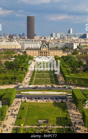 Blick vom Eiffelturm, dem Champ de Mars und der Gebäudekomplex der Militärschule in Paris Stockfoto