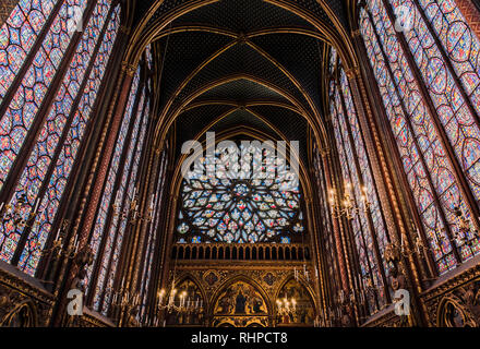 PARIS, Frankreich, 18. MAI 2016: schöne Interieur der Sainte-Chapelle (Heilige Kapelle), eine königliche mittelalterlichen gotischen Kapelle in Paris, Frankreich Stockfoto