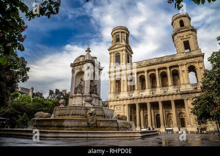 Kirche Saint-Sulpice und den Brunnen vor ihr. Paris. Frankreich Stockfoto