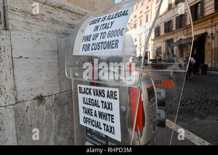 Rom, Italien, 30. September 2018: ein Schild in der Nähe einen Taxistand, die das Verbot der Verwendung von uber im historischen Zentrum von Rom, Italien. Stockfoto