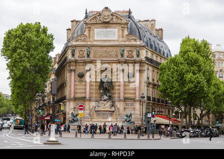 PARIS, Frankreich, 18. MAI 2016: Place Saint-Michel mit alten Brunnen, Paris Stockfoto