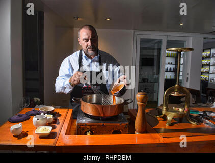 Französische Küchenchef Vorbereitung gedrückt Ente, Bangkok, Thailand Stockfoto