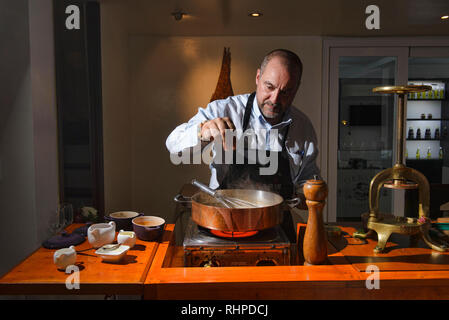 Französische Küchenchef Vorbereitung gedrückt Ente, Bangkok, Thailand Stockfoto