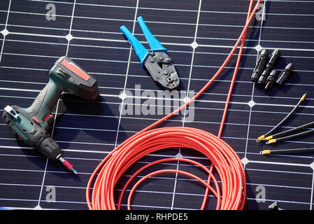 Nahaufnahme eines anderen Details und Instrumente für die Installation und den Anschluss Solar Photovoltaik Anlage. Herumliegende Gegenstände auf Blau solar panel Stockfoto