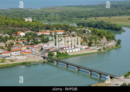 Albanien, Shkodra, Europa. Brücke über den Fluss Buna. Stockfoto