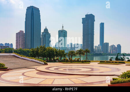 XIAMEN, CHINA - Oktober 09: Dies ist eine Ansicht von Bailuzhou park mit Downtown City Gebäude in der Ferne am 09 Oktober, 2018 in Xiamen. Stockfoto