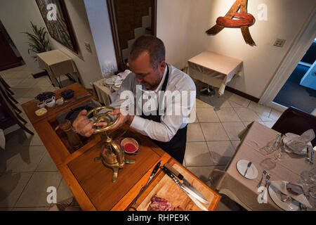 Französische Küchenchef Vorbereitung gedrückt Ente, Bangkok, Thailand Stockfoto