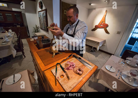 Französische Küchenchef Vorbereitung gedrückt Ente, Bangkok, Thailand Stockfoto