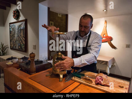 Französische Küchenchef Vorbereitung gedrückt Ente, Bangkok, Thailand Stockfoto