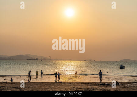 XIAMEN, CHINA - Oktober 09: Sonnenuntergang und Meerblick am Strand Baicheng, einem beliebten Reiseziel am 09 Oktober, 2018 in Xiamen. Stockfoto