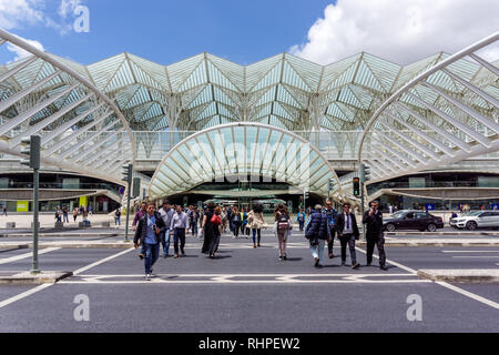 Leute, die sich vor dem Bahnhof Lisbon Oriente, Gare do Oriente, Lissabon, Portugal Stockfoto