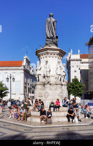 Touristen um die Luís de Camões statue am Praça Luís de Camões in Lissabon, Portugal, sitzen Stockfoto