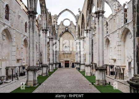 Das archäologische Museum im ehemaligen Carmo Kloster (Convento do Carmo) in Lissabon, Portugal Stockfoto