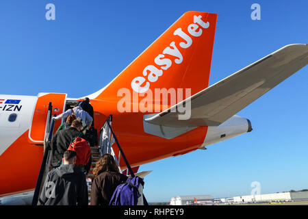 Die Fluggäste EasyJet Flugzeug am Flughafen Gatwick, England Vereinigtes Königreich Großbritannien Stockfoto