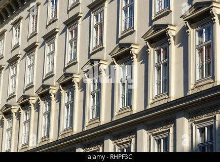 Fenster im Wohnhaus mit architektonischen Details, Wien, Österreich Stockfoto