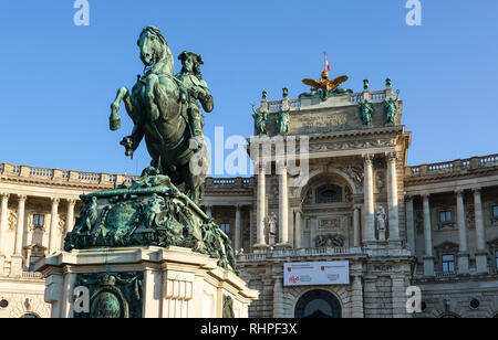 Reiterstandbild von Prinz Eugen von Savoyen am Heldenplatz in Wien, Österreich, mit der Hofburg im Hintergrund Stockfoto