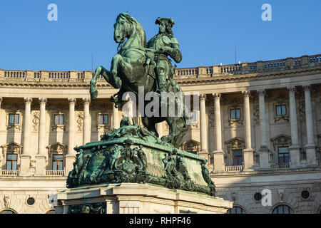 Reiterstandbild von Prinz Eugen von Savoyen am Heldenplatz in Wien, Österreich, mit der Hofburg im Hintergrund Stockfoto