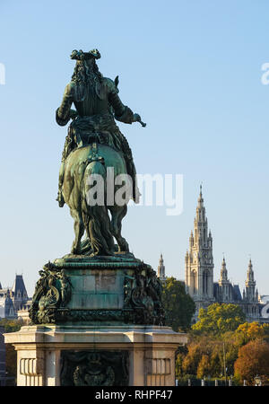 Reiterstandbild von Prinz Eugen von Savoyen am Heldenplatz in Wien, Österreich, mit dem Rathaus im Hintergrund Stockfoto