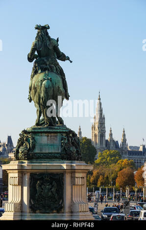 Reiterstandbild von Prinz Eugen von Savoyen am Heldenplatz in Wien, Österreich, mit dem Rathaus im Hintergrund Stockfoto