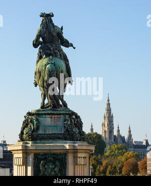 Reiterstandbild von Prinz Eugen von Savoyen am Heldenplatz in Wien, Österreich, mit dem Rathaus im Hintergrund Stockfoto