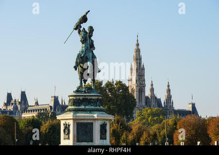 Reiterstandbild von Erzherzog Karl am Heldenplatz in Wien, Österreich, mit dem Rathaus im Hintergrund Stockfoto