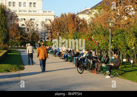 Die Menschen genießen Sie sonnige Herbstwetter im Volksgarten und Garten in Wien, Österreich Stockfoto