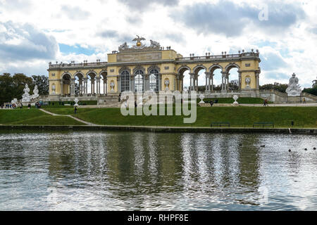 Die Gloriette in Schönbrunn Gärten in Wien, Österreich Stockfoto