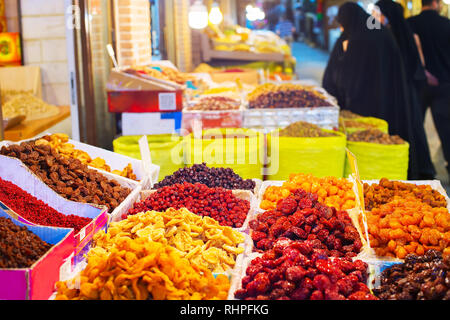 Frauen in der Hijab, getrocknete Früchte und Nüsse bei Abschaltdruck der Grand Bazaar, Teheran, Iran Stockfoto