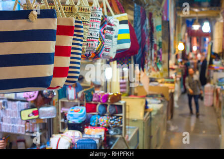 Der Große Basar in Teheran, Reihen von bunten textile Kunsthandwerk Geschäfte, Taschen vorne, Iran Stockfoto