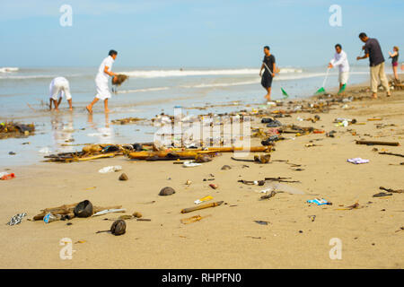 Gruppe von Menschen zur Reinigung der Strand vom Müll und Abfälle aus Kunststoffen. Bali, Indonesien Stockfoto