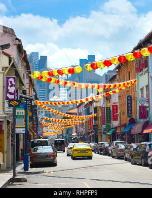 Singapur - 17. FEBRUAR 2017: Chinatown Straße in Singapur mit traditionellen Dekorationen. Chinatown ist die historische Altstadt und die berühmte touristische des Stockfoto