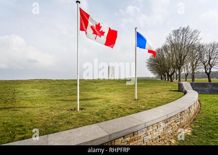 Kanadische und französische Fahnen fliegen vor der Canadian National Vimy Memorial in der Nähe von Arras, Frankreich, gewidmet der Canadian Expeditionary Force mem Stockfoto