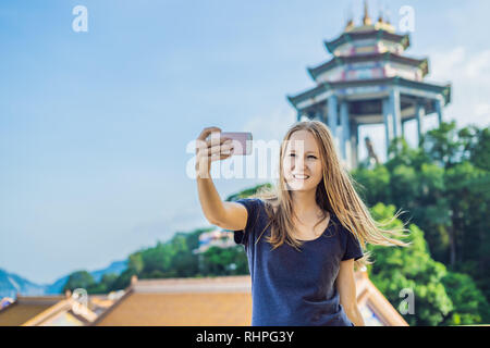 Junge Frau Tourist in buddhistischen Tempel Kek Lok Si in Penang, Malaysia, Georgetown Stockfoto