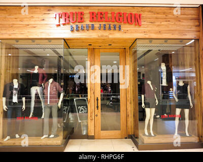 ALBERTA, Kanada - 20 SEPTEMBER 2014: True Religion Brand Jeans store in Alberta, Kanada. Es ist ein amerikanischer Kleidung Firma. Stockfoto