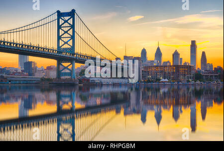 Philadelphia Sonnenuntergang Skyline und Ben Franklin Brücke Reflexion über den Delaware River Stockfoto