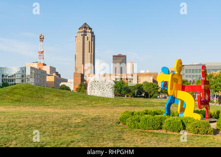 DES MOINES, IOWA - Juli 11, 2018: Des Moines, Iowa Skyline vom Pappajohn Sculpture Park Stockfoto