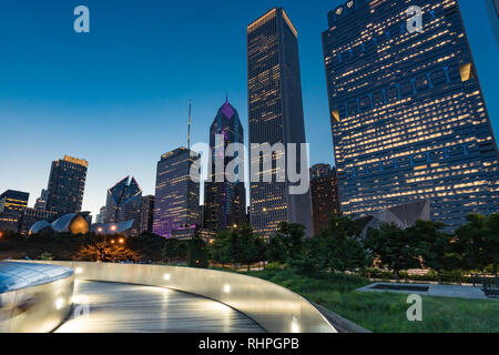 CHICAGO, IL - 12. JULI 2018: Chicago Skyline vom BP Fußgängerbrücke verbindet Millennium Park zu Maggie Daley Park. Die Brücke wurde Desig Stockfoto