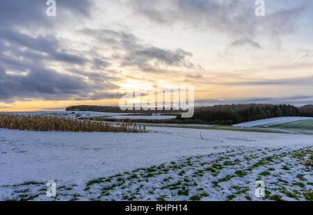 Blick in Richtung Cheesefoot Head auf dem South Downs Way bei Sonnenuntergang im Winter 2019, winterliche Szene im South Downs National Park, England, Großbritannien Stockfoto